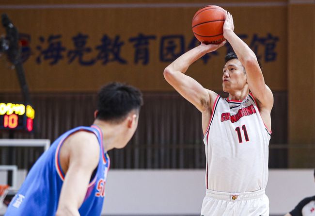 集结日体能课后,广东宏远单刀错失备战西甲,目标明确,更衣室氛围转暖  集结日体能课后,广东宏远单刀错失备战西甲,目标明确,更衣室氛围转暖