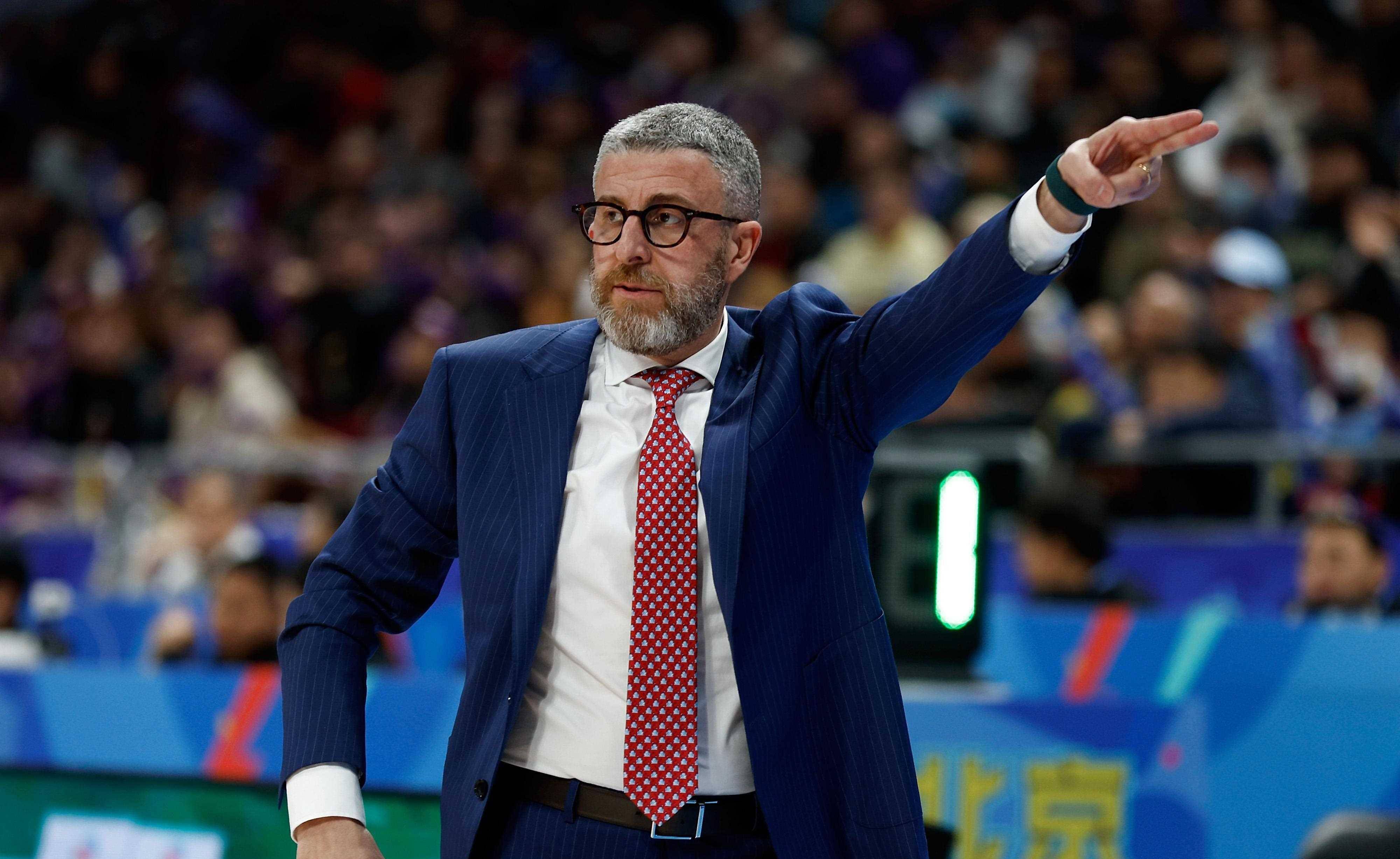 波尔图迎CBA常规赛关键赛,今晚战术微调,引发热议,资深球员宣示担当 波尔图迎CBA常规赛关键赛,今晚战术微调,引发热议,资深球员宣示担当