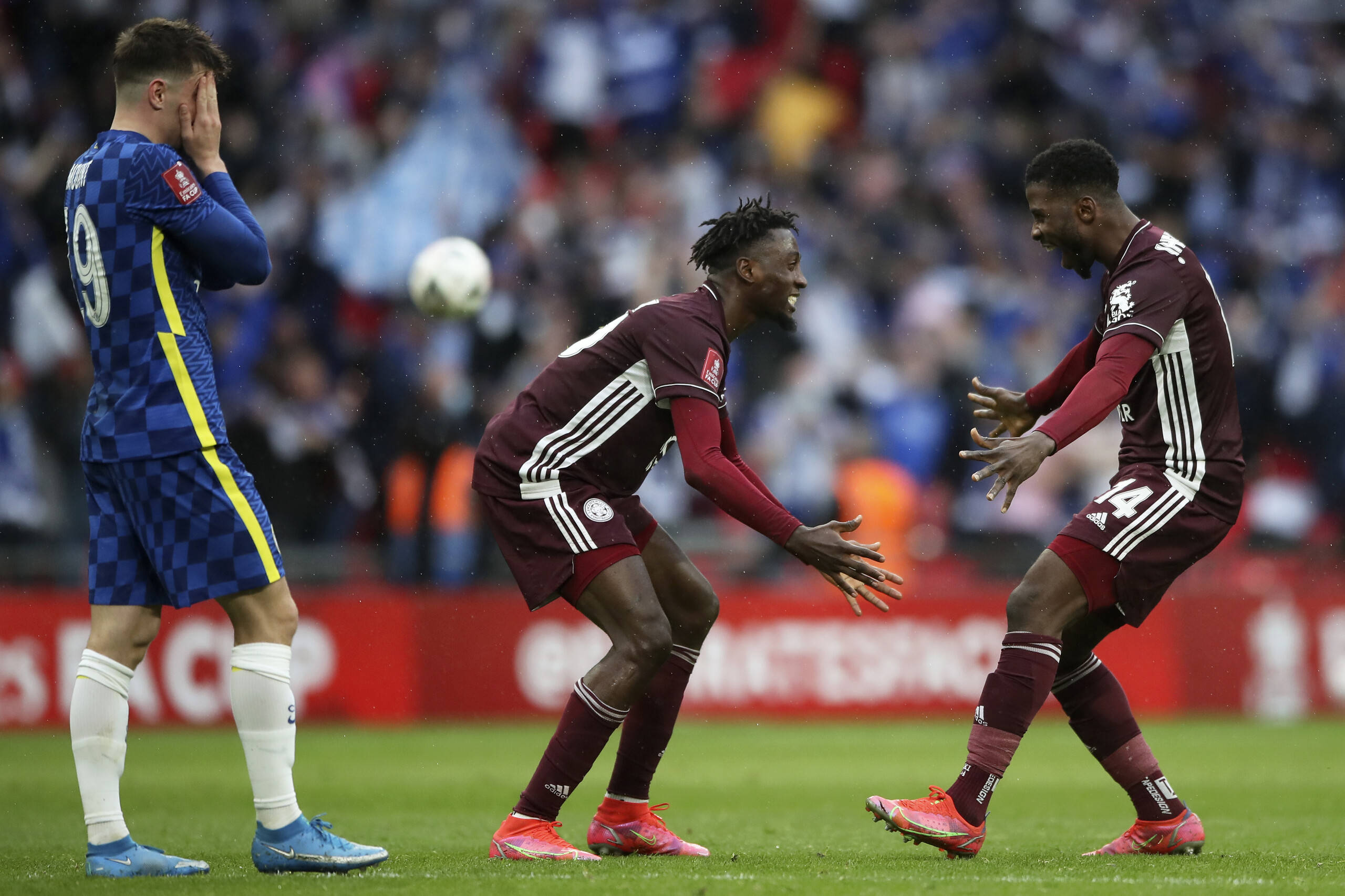 勒沃库森被裸奔者袭击-爱游戏官网首页