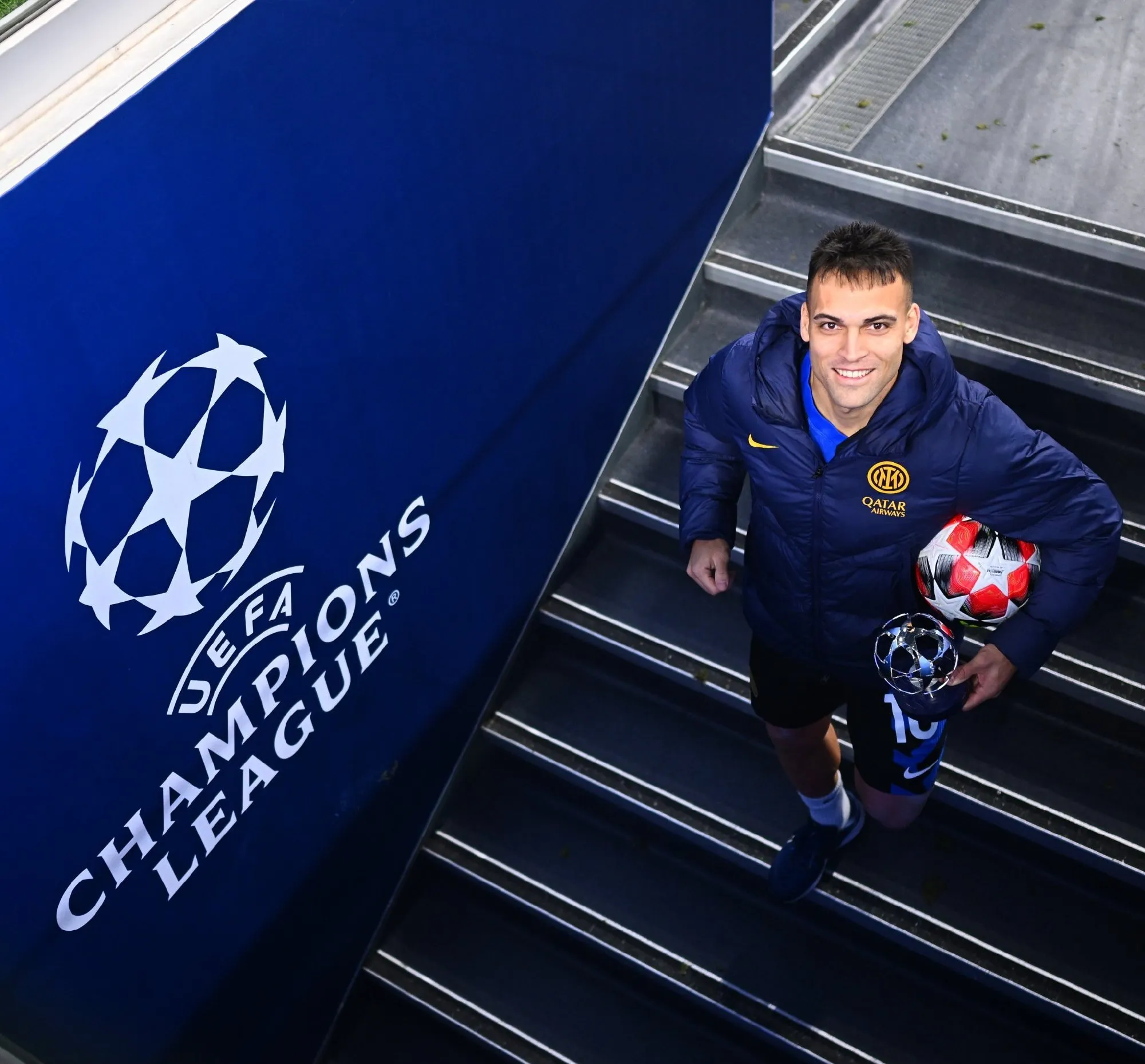 费耶诺德迎荷甲关键赛，国际比赛日强势反弹，管理层满意，球队文化再被提及的简单介绍